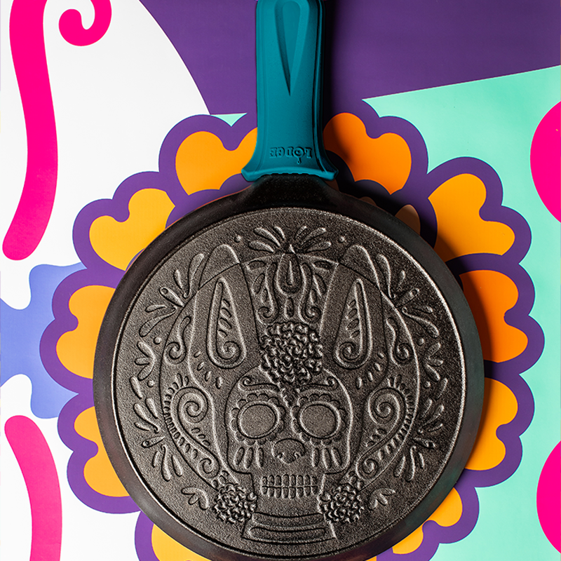 Lodge Castiron - 10.5 Inch Seasoned Cast Iron Xolo Sugar Skull Griddle with Deluxe Handle Holder - Image 10