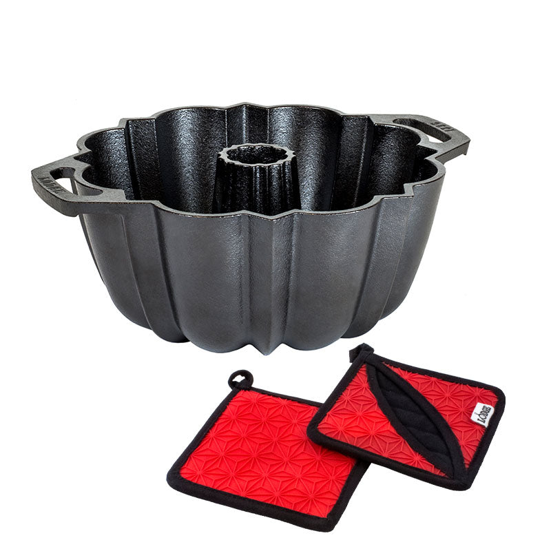 Lodge Castiron - Cast Iron Fluted Cake Pan with Red Potholders