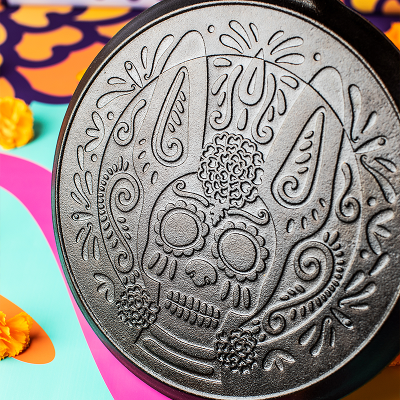 Lodge Castiron - 10.5 Inch Seasoned Cast Iron Xolo Sugar Skull Griddle with Deluxe Handle Holder - Image 9