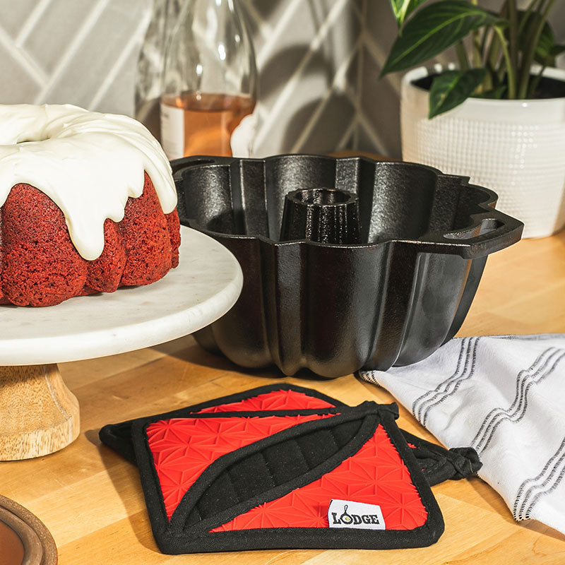 Lodge Castiron - Cast Iron Fluted Cake Pan with Red Potholders - Image 3